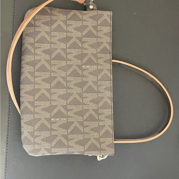 Michael Kors cross body hand bag/wristlet Authentic - Picture 2 of 11